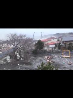 [x]【東日本大震災】宮城県気仙沼市 大川を遡上して溢れ出す大津波 - ニコニコ動画
