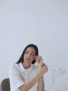 [x]スマートフォンを使いながら勉強・執筆中の女性：無料の動画素材