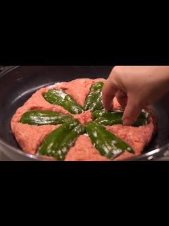 [x]フライパンで簡単♪ピーマンの肉詰めならぬ！ピーマンの肉埋めを作りました♪他の野菜を埋めても良きよ♪/ピーマンの肉詰めない - YouTube
