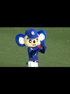 [x]22時を過ぎて鳴り物が使えなくなった勝利の2次会を盛り上げるドアラ！ (2023/07/15) - YouTube