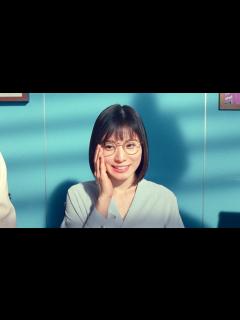 [x]松岡茉優、メガネ姿の“地味会社員”に変身 花柄スカートで脱“ほどほど”？ - YouTube