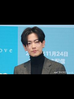 [x]佐藤健、白塗りで超絶アクションを披露！永野芽郁のキュートな“赤血球”姿もお見逃しなく 映画『はたらく細胞』超特報公開 - YouTube