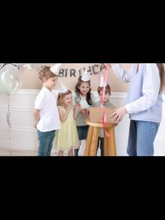 [x]パーティーで楽しんでいる子供たちのスローモーションビデオ：無料の動画素材