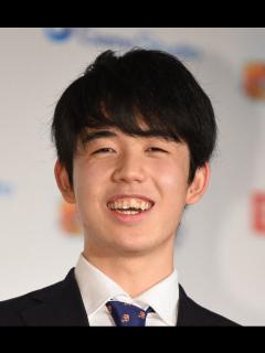 [x]「ノーコメントを貫くか」藤井聡太王将 西山朋佳女流三冠 トークセッション - YouTube