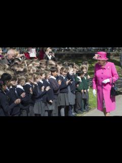 [x]エリザベス英女王、90歳の記念に孫やひ孫たちと写真 - BBCニュース