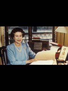 [x]エリザベス英女王、90歳の記念に孫やひ孫たちと写真 - BBCニュース